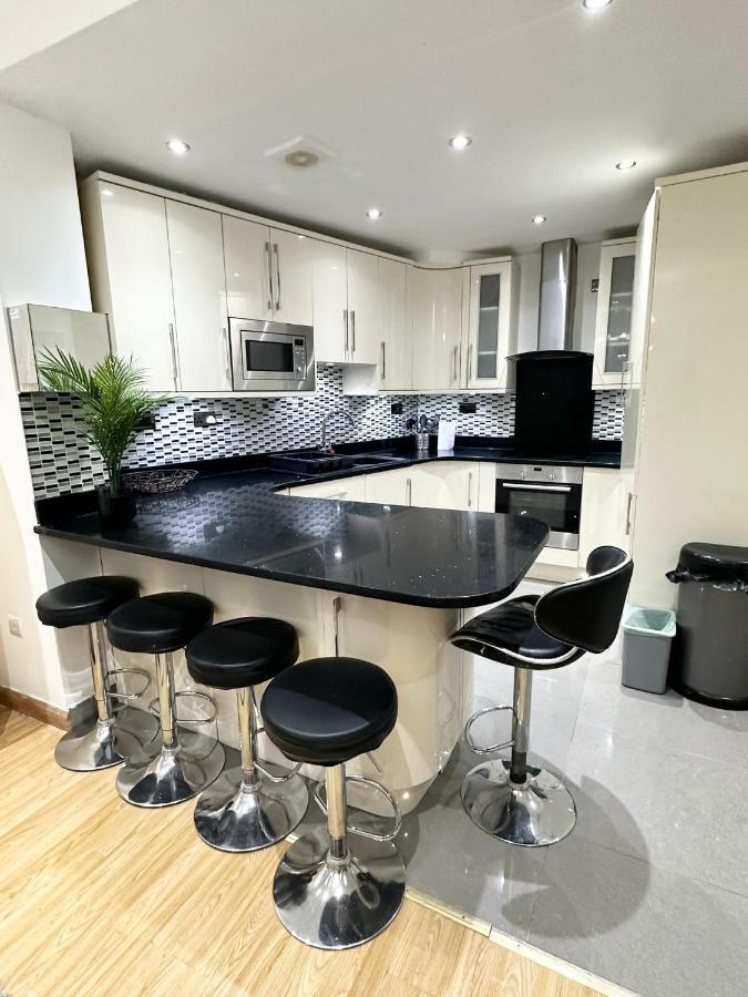 London Charm - Stylish Room In Spacious Home Экстерьер фото
