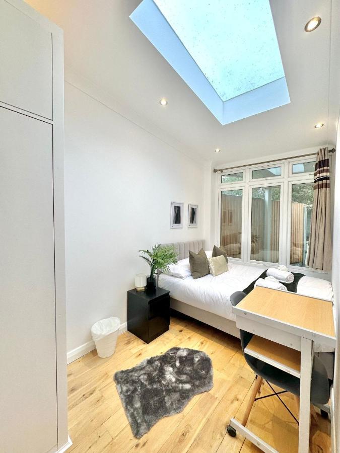 London Charm - Stylish Room In Spacious Home Экстерьер фото