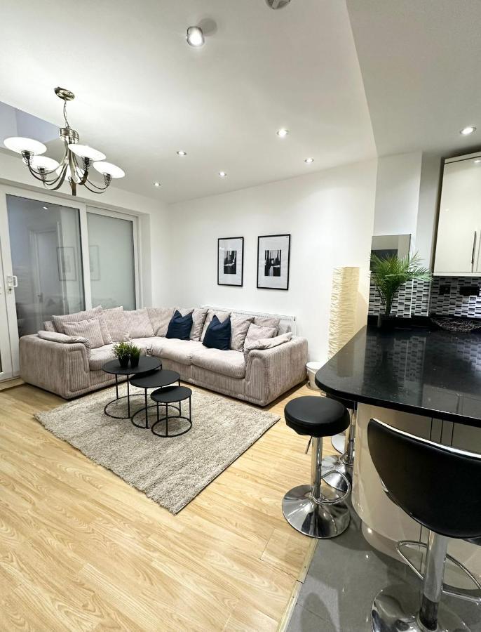 London Charm - Stylish Room In Spacious Home Экстерьер фото