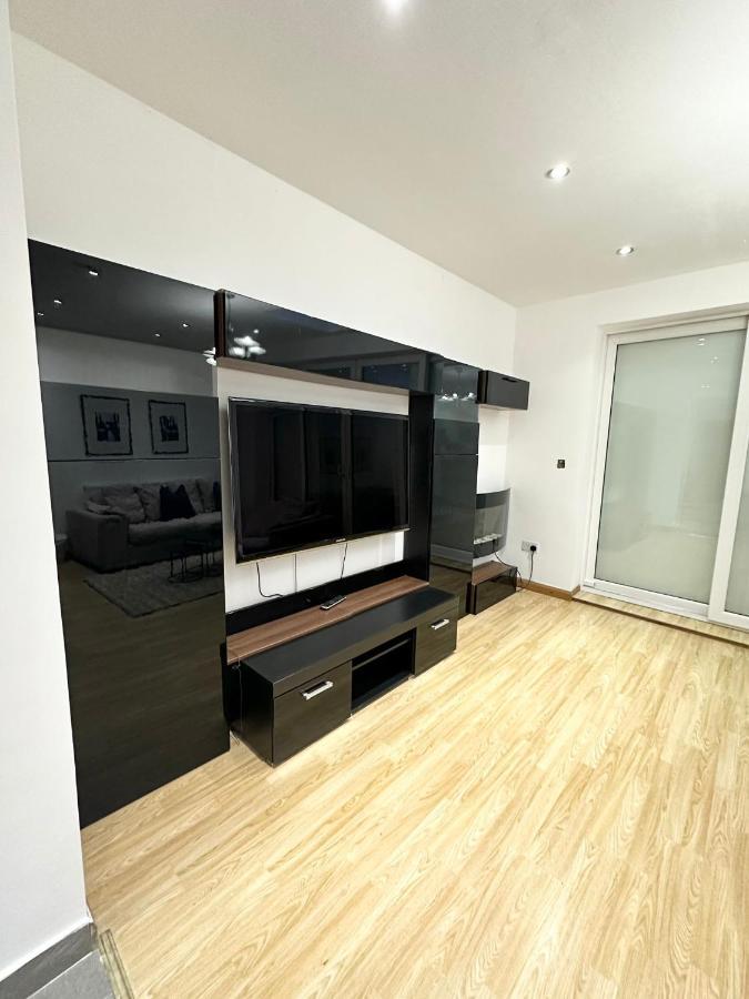 London Charm - Stylish Room In Spacious Home Экстерьер фото